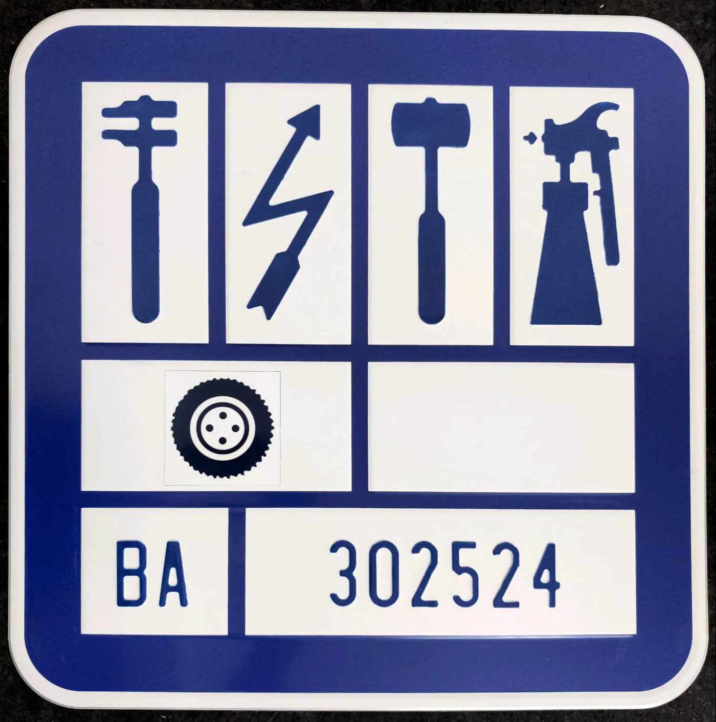 Placa técnica ferroviaria con pictogramas y numeración, fabricada en Sevilla